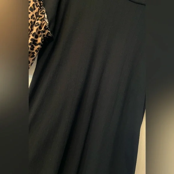 BLACK TOP ANIMAL PRINT SLEEVES - Picture 4 of 9